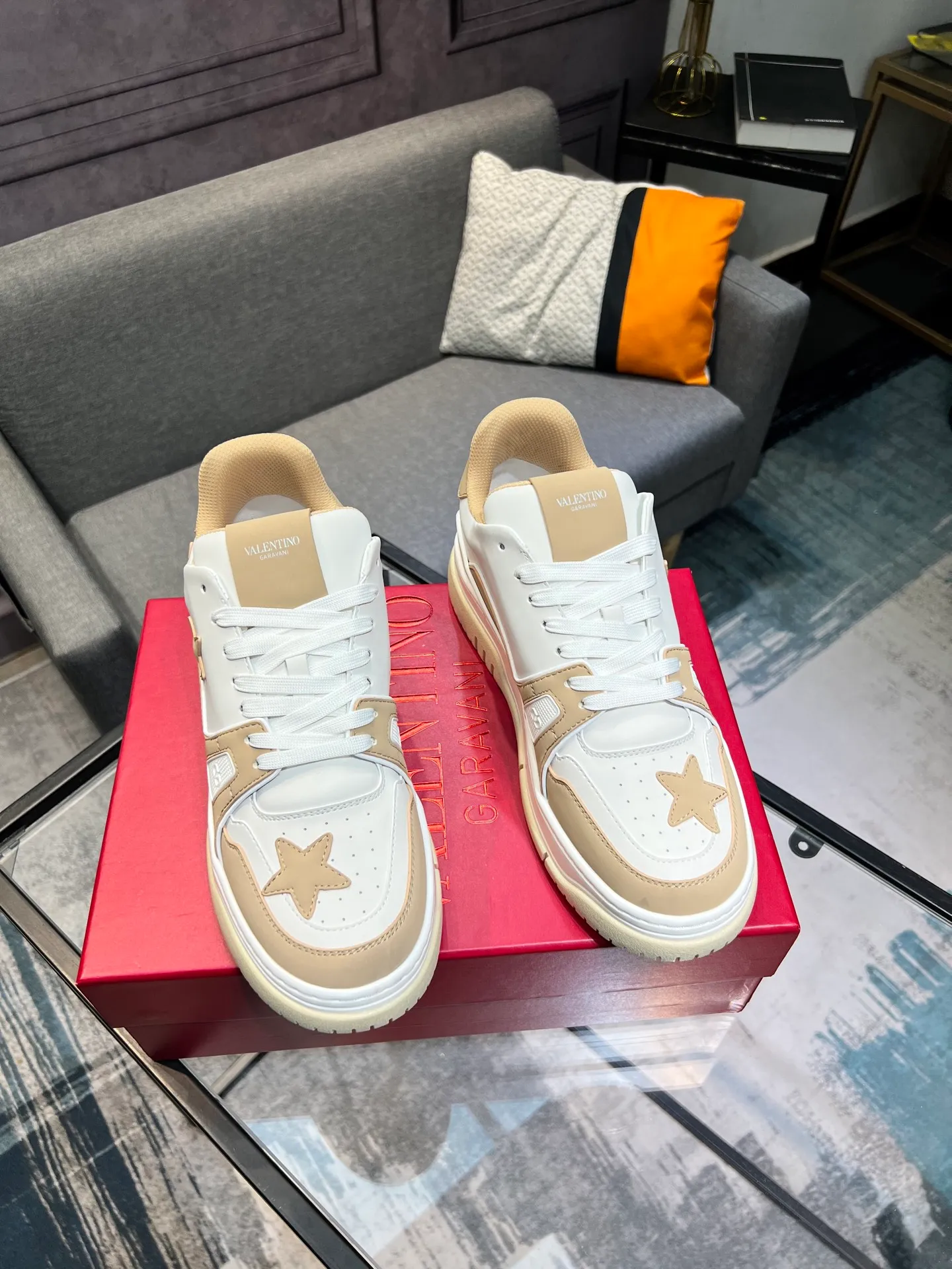 Men's Men's Shoes 💰660 Valentino 2023 early autumn new star shoes are now online! Wang Hedi and Ren Jialun have been worn by many celebrities. Who can refuse the same couple shoes as Wang Hedi! The design of Stars Stab My Heart is cool and spicy. The material of the shoes is cowhide, and every color is beautiful! Size 35-40, men’s size 39-44 (women’s 41, men’s 38, 45🉑️customized)
